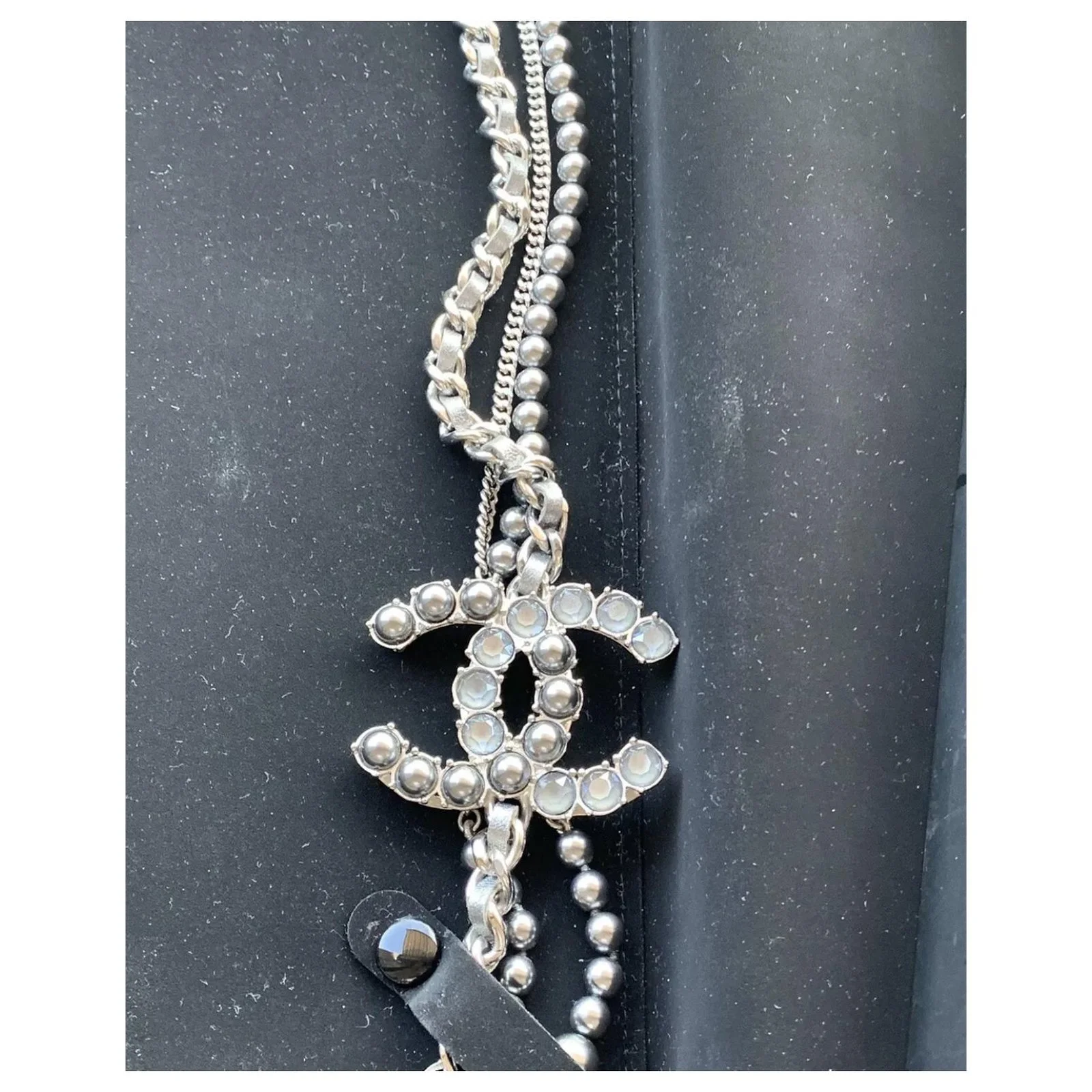 Chanel Colliers Longs Gris Anthracite 3 Chanel Colliers Longs Gris Anthracite – Image 3