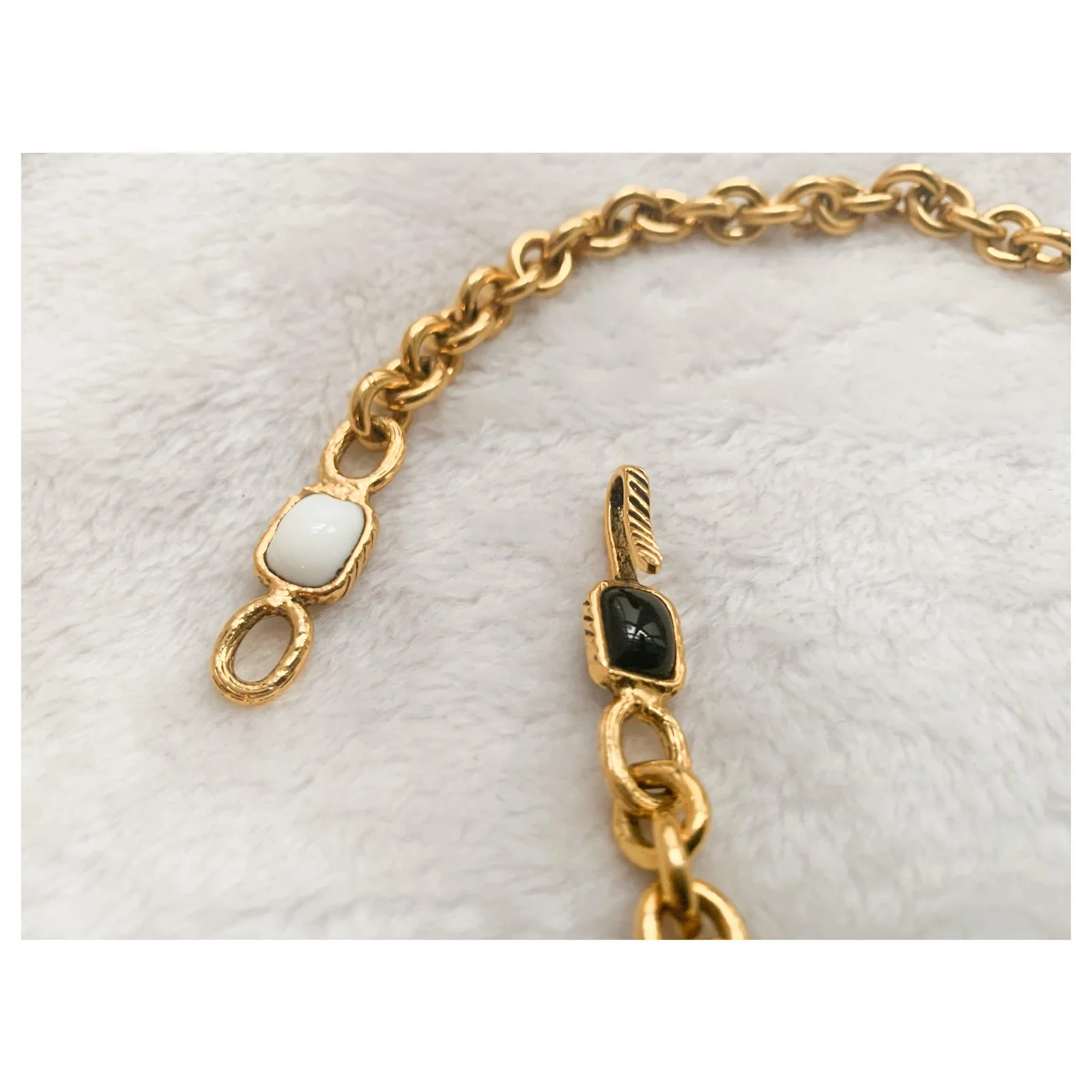 Chanel Sautoir Iconique Croix Noir Blanc Doré 4 Chanel Sautoir Iconique Croix Noir Blanc Doré – Image 4