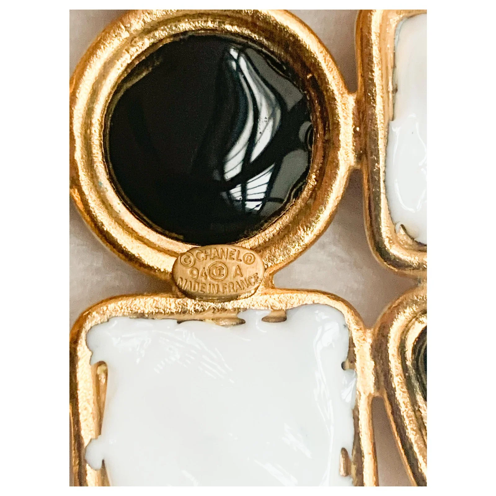 Chanel Sautoir Iconique Croix Noir Blanc Doré 5 Chanel Sautoir Iconique Croix Noir Blanc Doré – Image 5