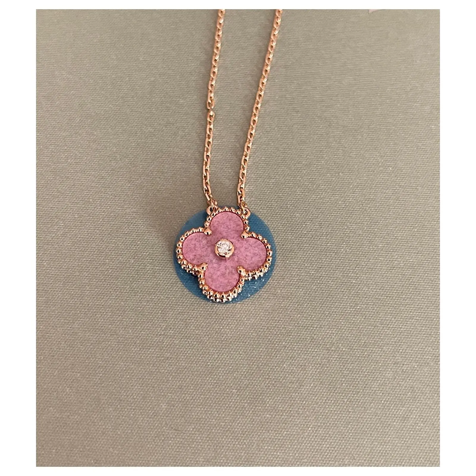 Van Cleef & Arpels 2021 Pendentif Vacances Or Rose Diamant Rhodonite 4 Van Cleef & Arpels 2021 Pendentif Vacances Or Rose Diamant Rhodonite – Image 4