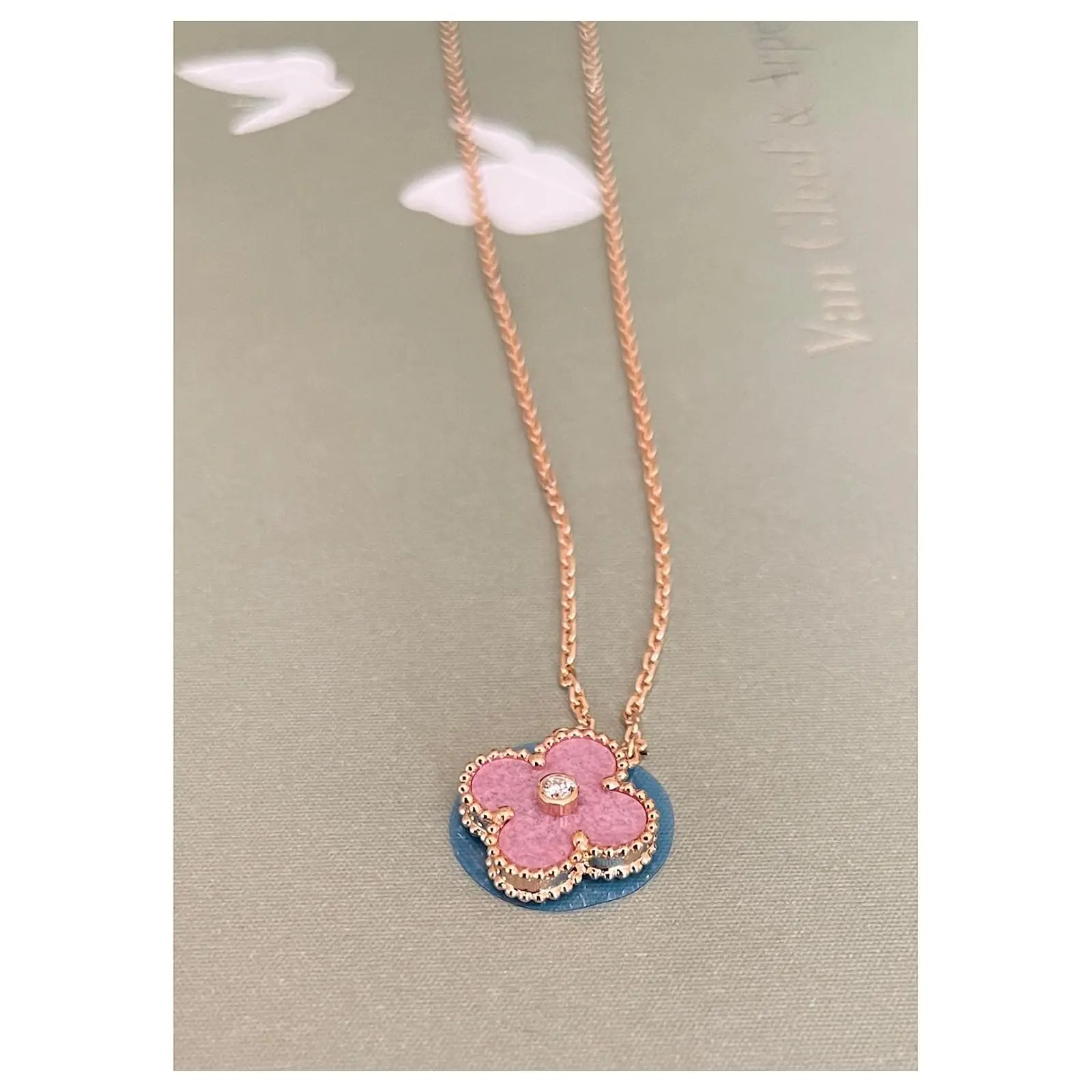 Van Cleef & Arpels 2021 Pendentif Vacances Or Rose Diamant Rhodonite 6 Van Cleef & Arpels 2021 Pendentif Vacances Or Rose Diamant Rhodonite – Image 6