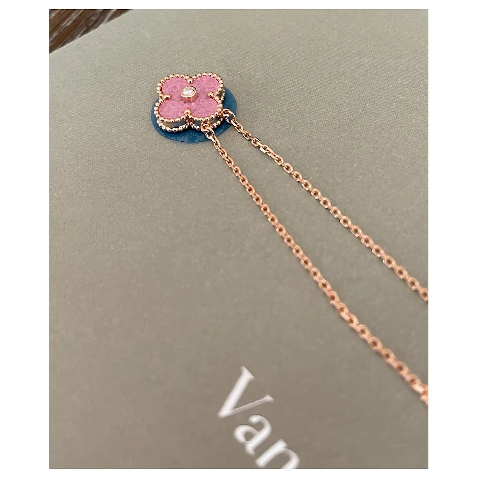 Van Cleef & Arpels 2021 Pendentif Vacances Or Rose Diamant Rhodonite 7 Van Cleef & Arpels 2021 Pendentif Vacances Or Rose Diamant Rhodonite – Image 7