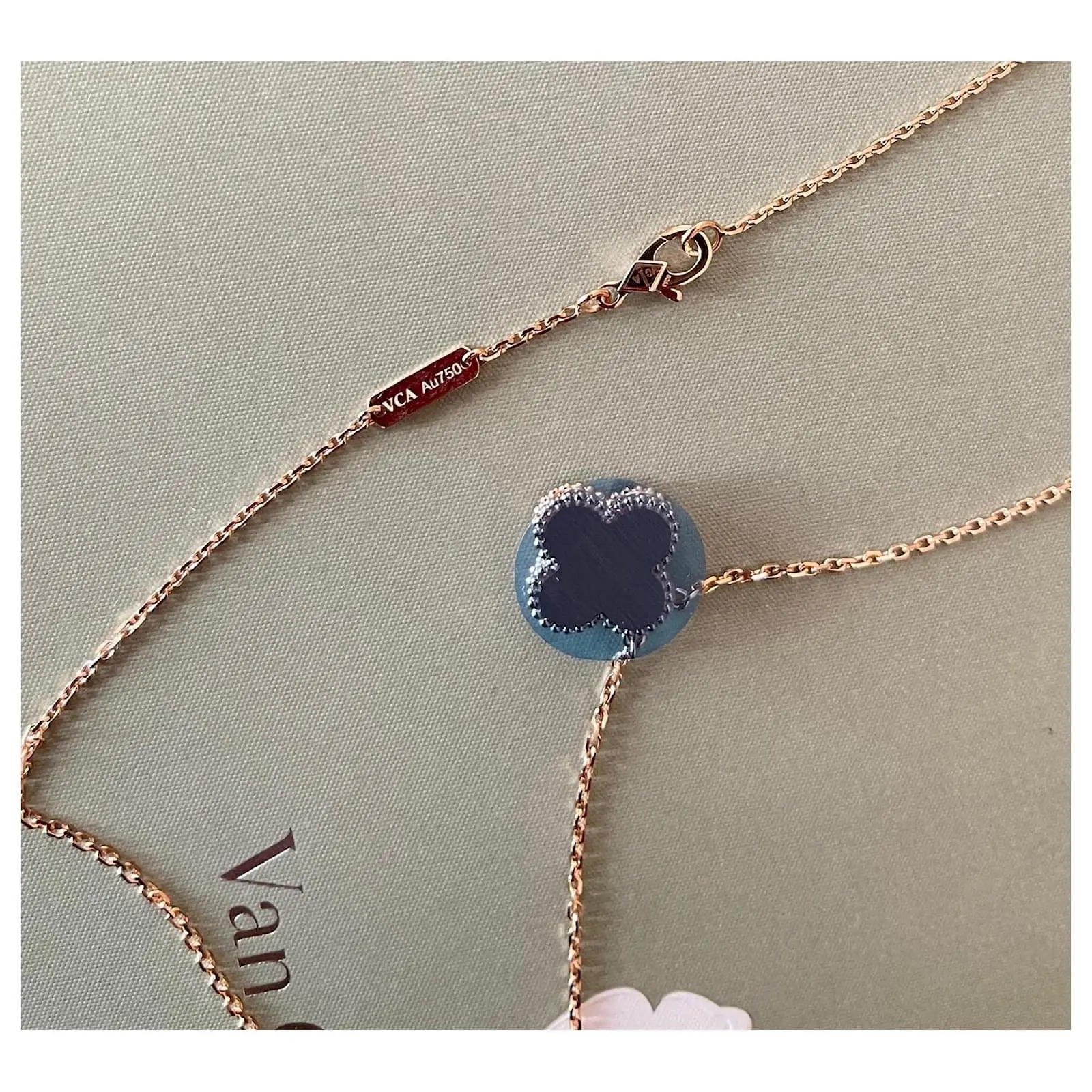 Van Cleef & Arpels 2021 Pendentif Vacances Or Rose Diamant Rhodonite 9 Van Cleef & Arpels 2021 Pendentif Vacances Or Rose Diamant Rhodonite – Image 9