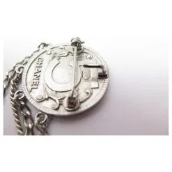 NEUF BROCHE CHANEL MEDAILLON PROFIL COCO LOGO CC PENDENTIF BOITE NEW BROOCH Argenté -Collier Soldes 418733 3