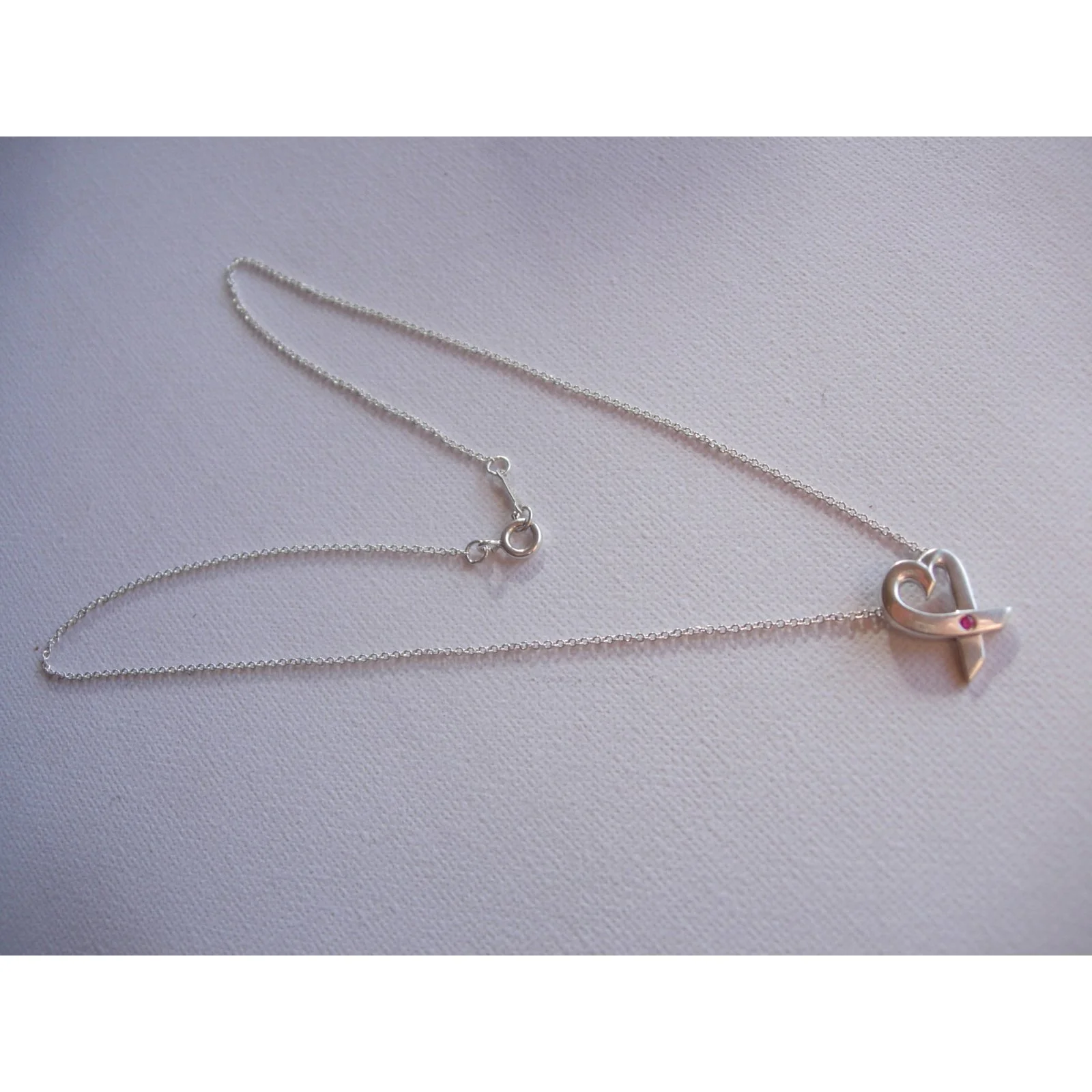 Tiffany & Co. Tiffany & Co Collier Pendentif Coeur Qui Aime Dessiné Par Paloma Picasso Argent 925 Avec Saphir Rose Argenté 2 Tiffany & Co. Tiffany & Co Collier Pendentif Coeur Qui Aime Dessiné Par Paloma Picasso Argent 925 Avec Saphir Rose Argenté – Image 2