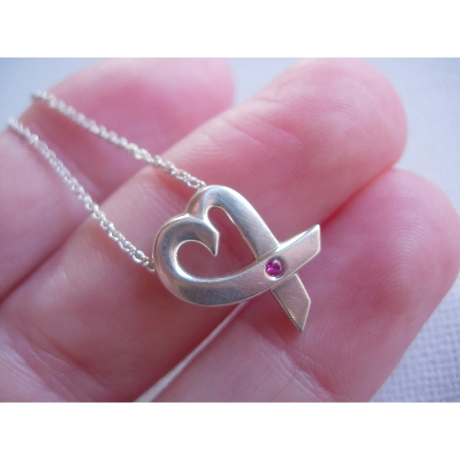 Tiffany & Co. Tiffany & Co Collier Pendentif Coeur Qui Aime Dessiné Par Paloma Picasso Argent 925 Avec Saphir Rose Argenté 4 Tiffany & Co. Tiffany & Co Collier Pendentif Coeur Qui Aime Dessiné Par Paloma Picasso Argent 925 Avec Saphir Rose Argenté – Image 4