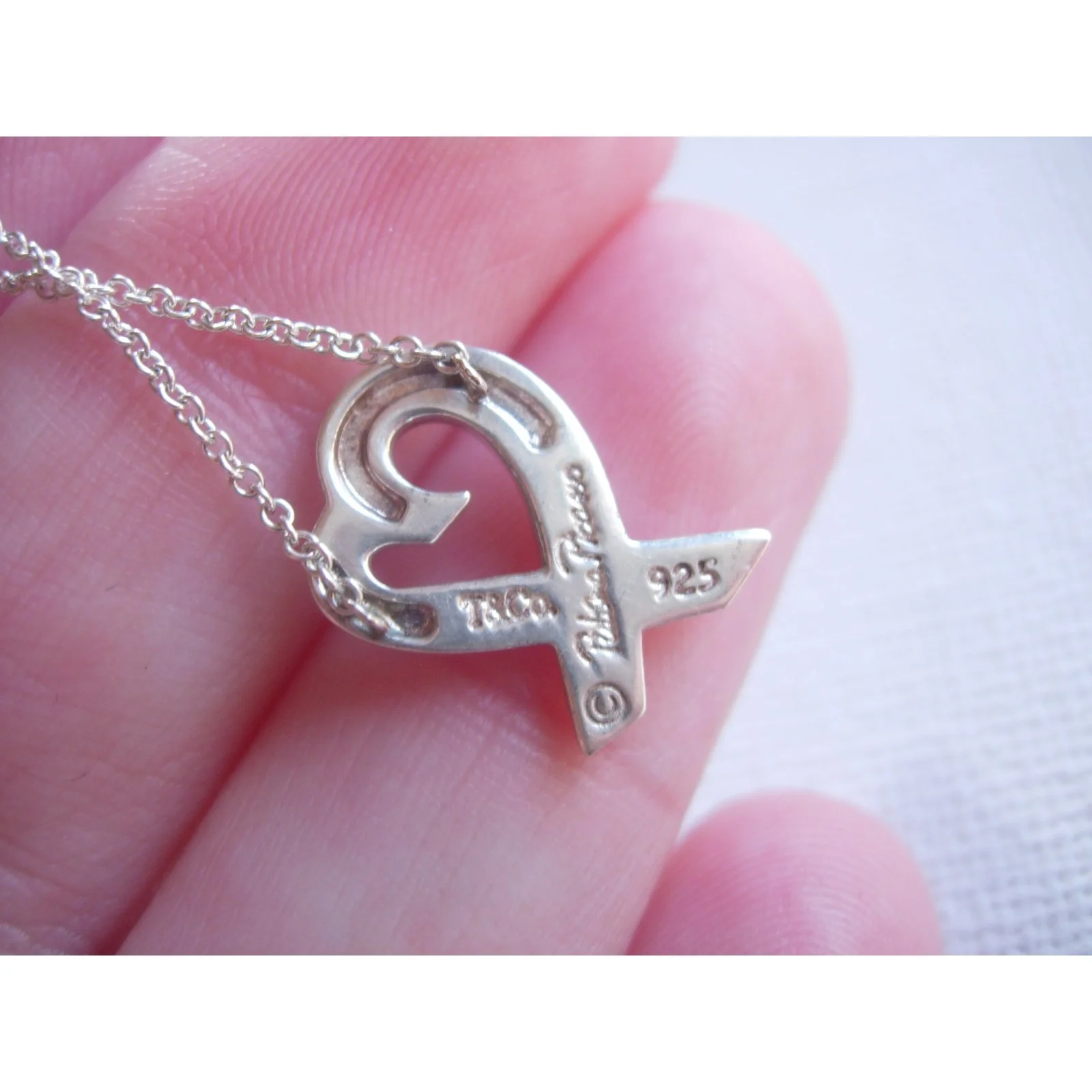 Tiffany & Co. Tiffany & Co Collier Pendentif Coeur Qui Aime Dessiné Par Paloma Picasso Argent 925 Avec Saphir Rose Argenté 5 Tiffany & Co. Tiffany & Co Collier Pendentif Coeur Qui Aime Dessiné Par Paloma Picasso Argent 925 Avec Saphir Rose Argenté – Image 5