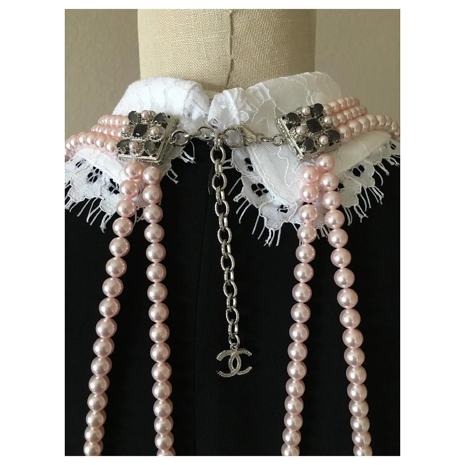 Chanel Collier De Corps Multicouche Runway Pink Pearl Rose 10 Chanel Collier De Corps Multicouche Runway Pink Pearl Rose – Image 10
