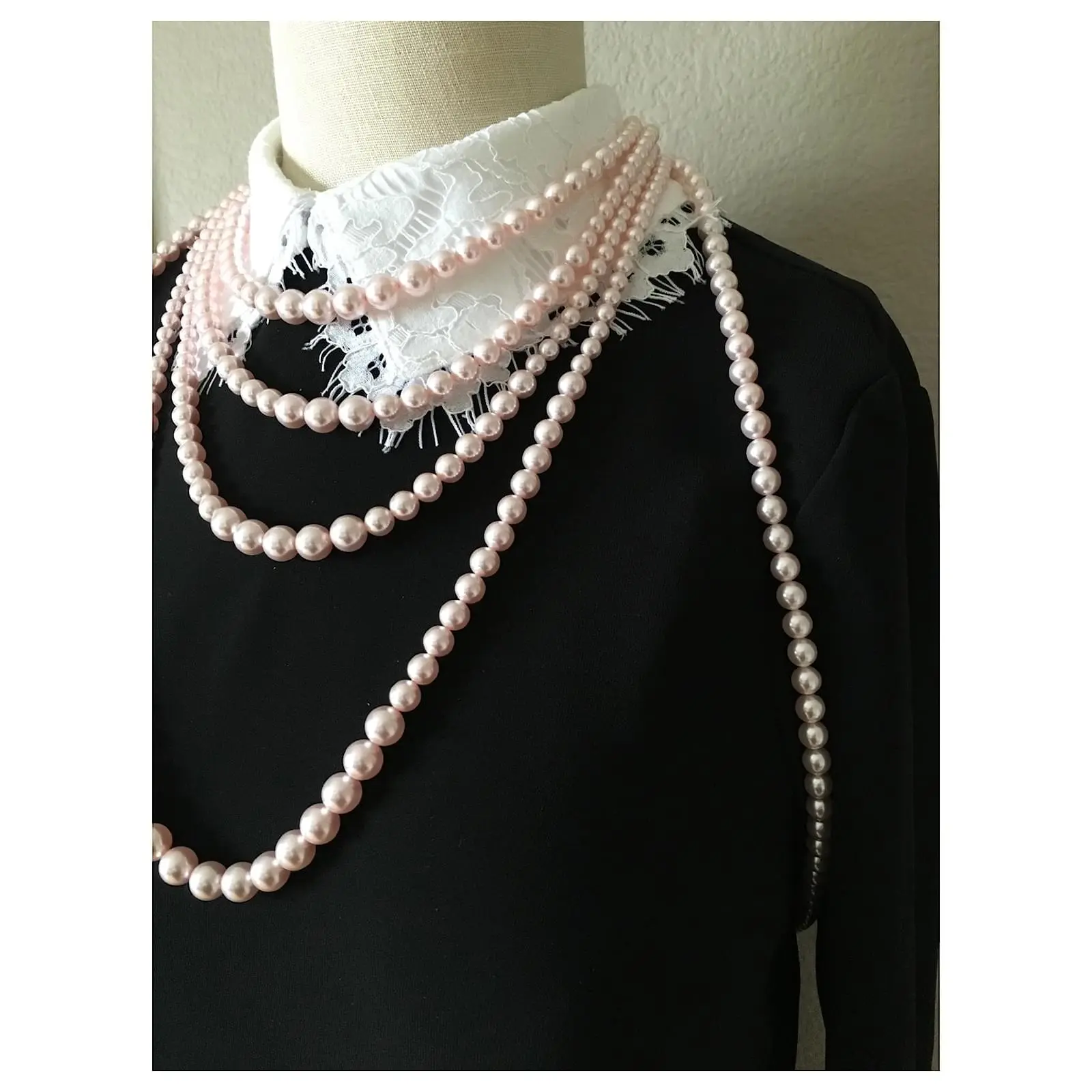 Chanel Collier De Corps Multicouche Runway Pink Pearl Rose 5 Chanel Collier De Corps Multicouche Runway Pink Pearl Rose – Image 5