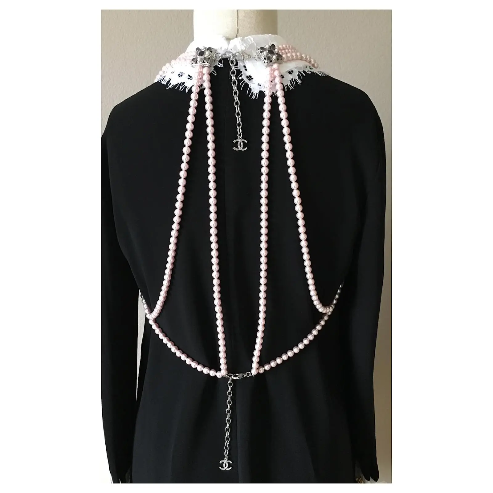 Chanel Collier De Corps Multicouche Runway Pink Pearl Rose 7 Chanel Collier De Corps Multicouche Runway Pink Pearl Rose – Image 7