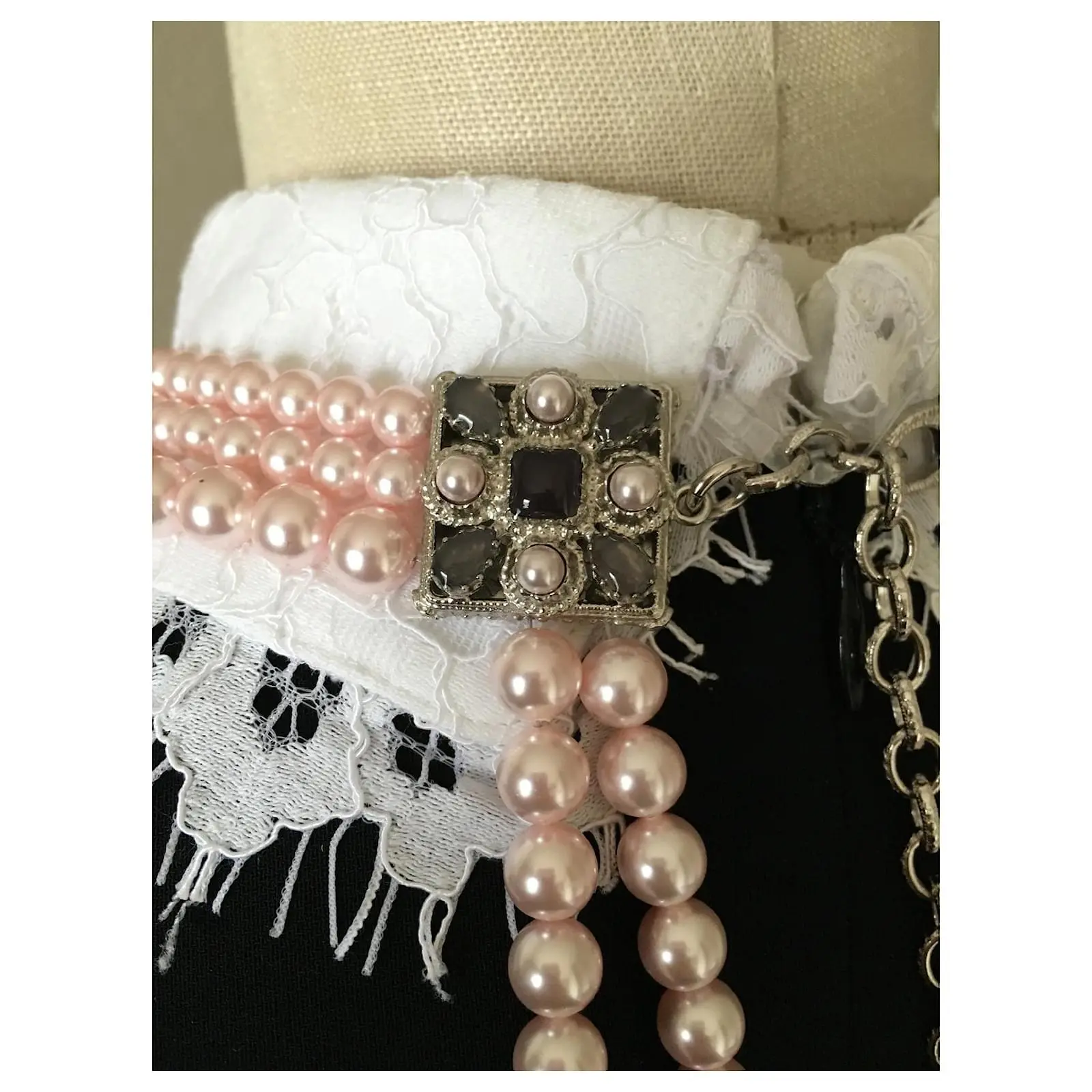 Chanel Collier De Corps Multicouche Runway Pink Pearl Rose 9 Chanel Collier De Corps Multicouche Runway Pink Pearl Rose – Image 9