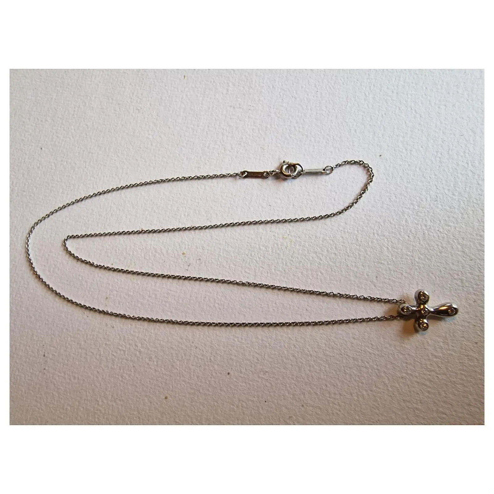 Tiffany & Co. Tiffany & Co Croix En Platine Et Diamants Peretti Argenté 2 Tiffany & Co. Tiffany & Co Croix En Platine Et Diamants Peretti Argenté – Image 2