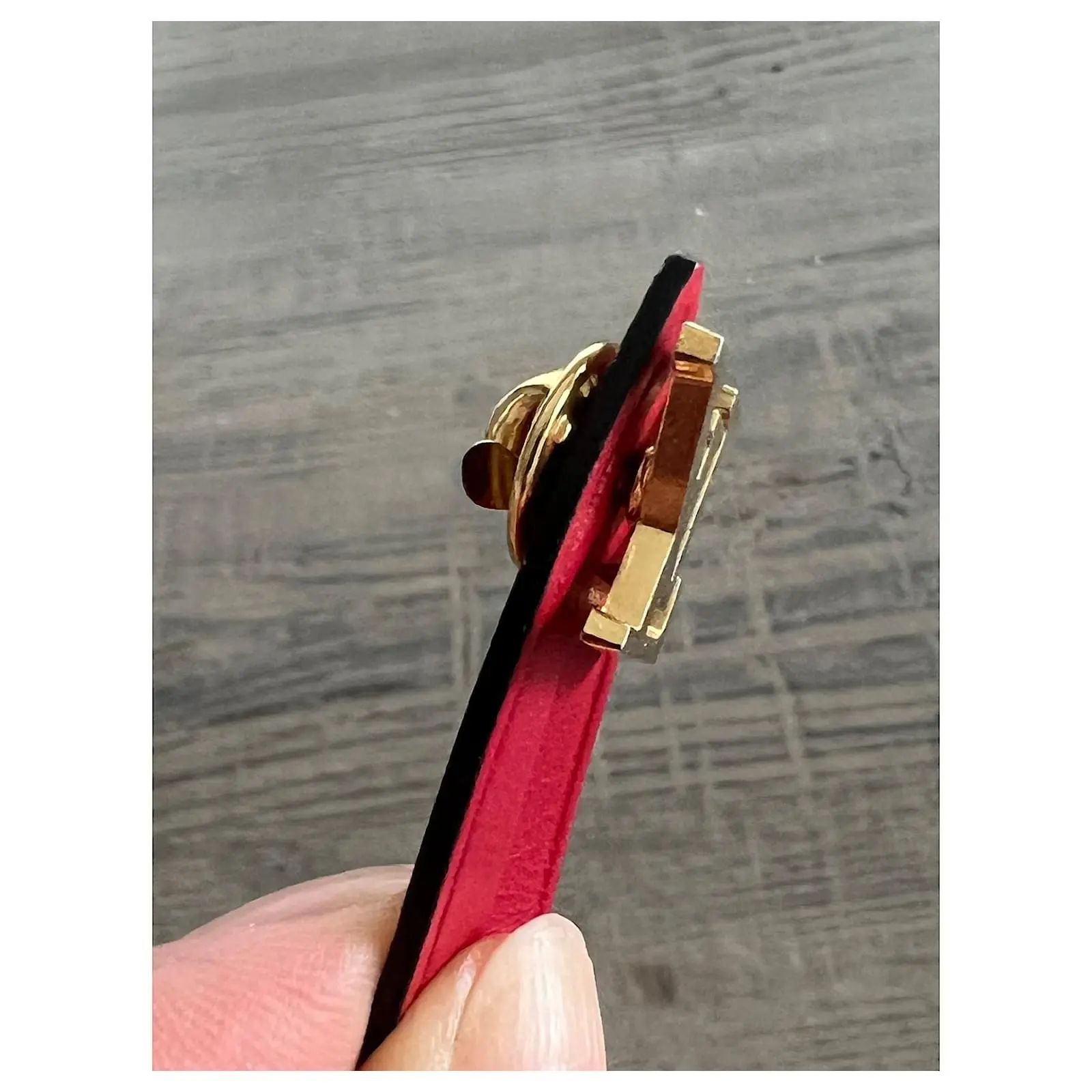 Autres Bijoux Louis Vuitton Pins Doré 2 Autres Bijoux Louis Vuitton Pins Doré – Image 2