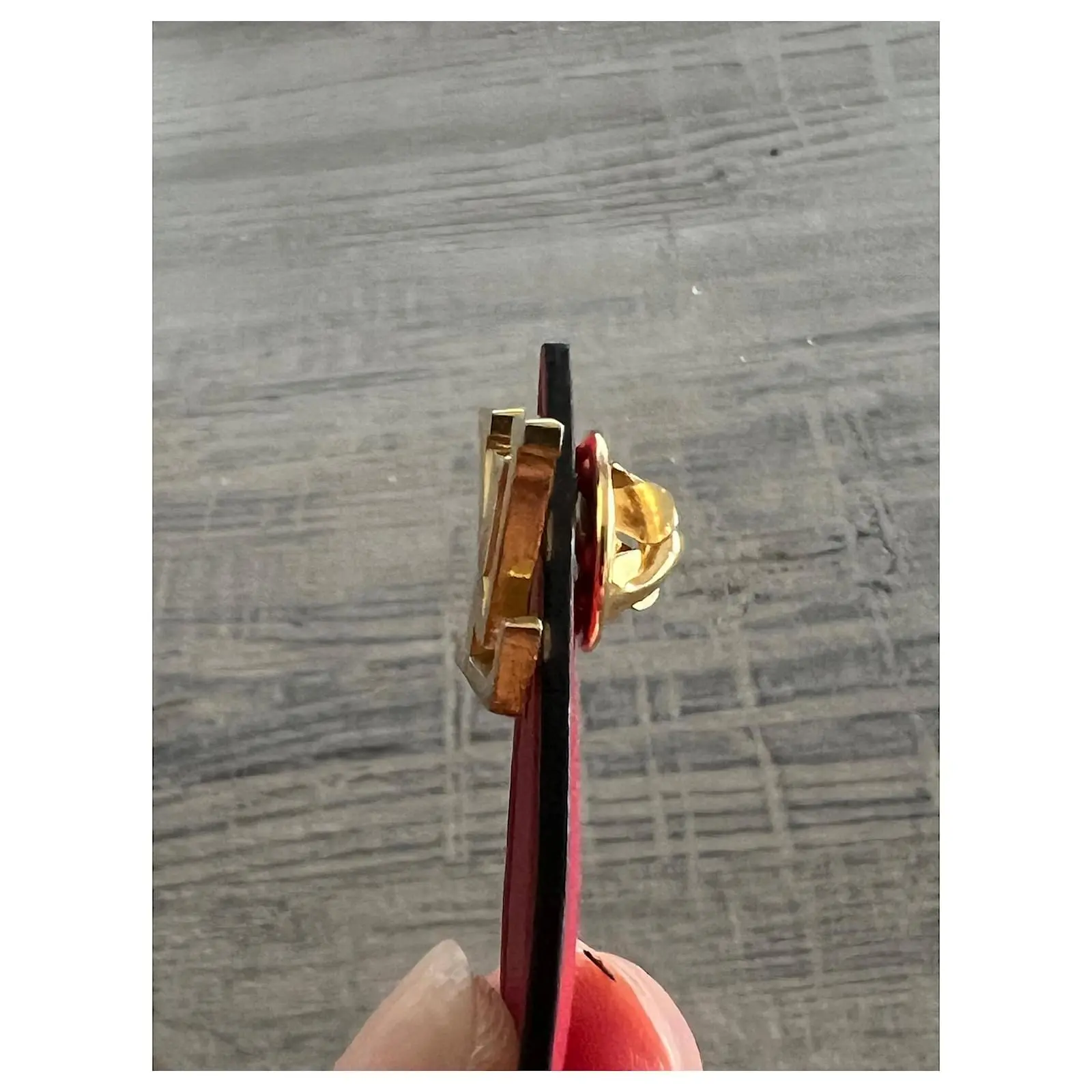 Autres Bijoux Louis Vuitton Pins Doré 3 Autres Bijoux Louis Vuitton Pins Doré – Image 3