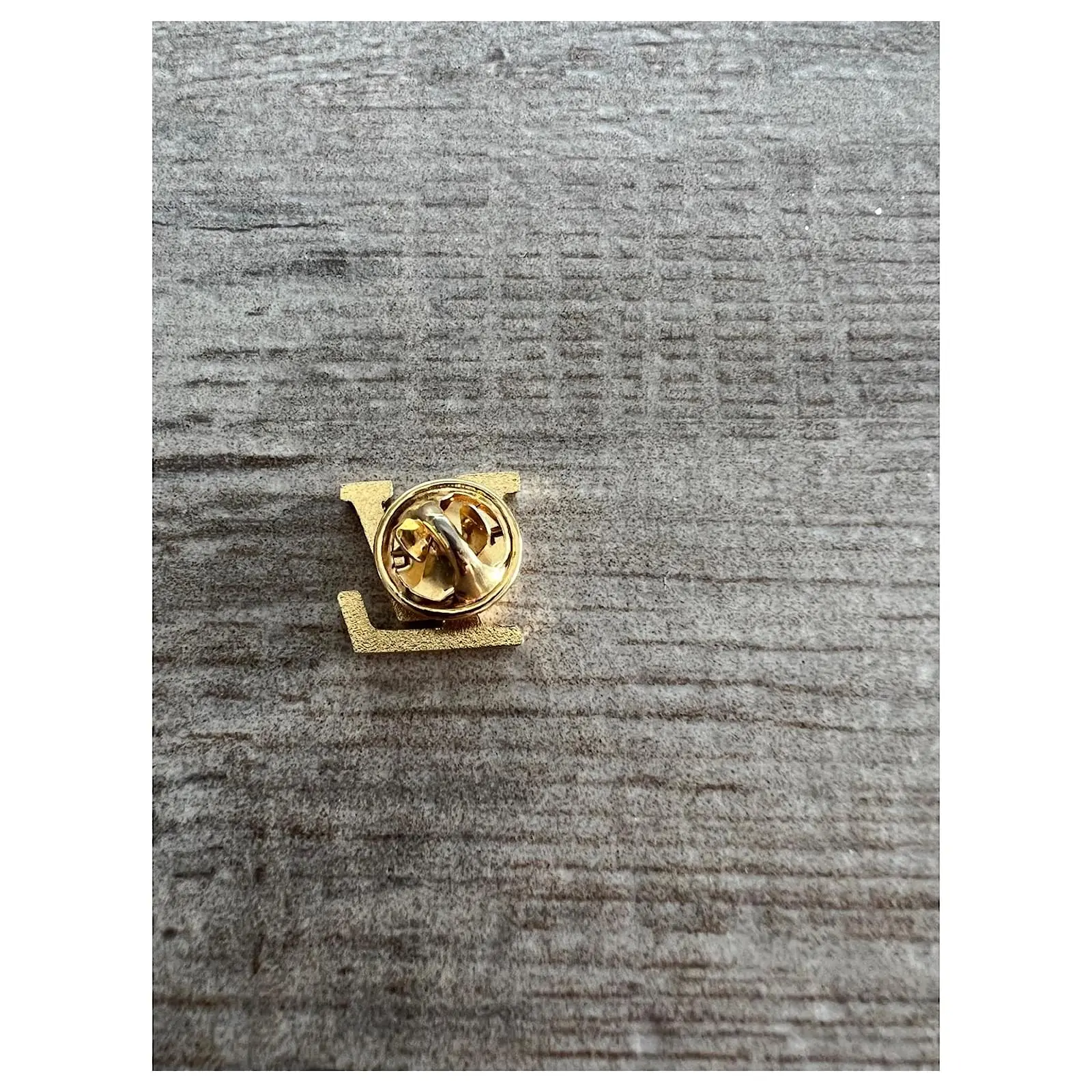 Autres Bijoux Louis Vuitton Pins Doré 6 Autres Bijoux Louis Vuitton Pins Doré – Image 6