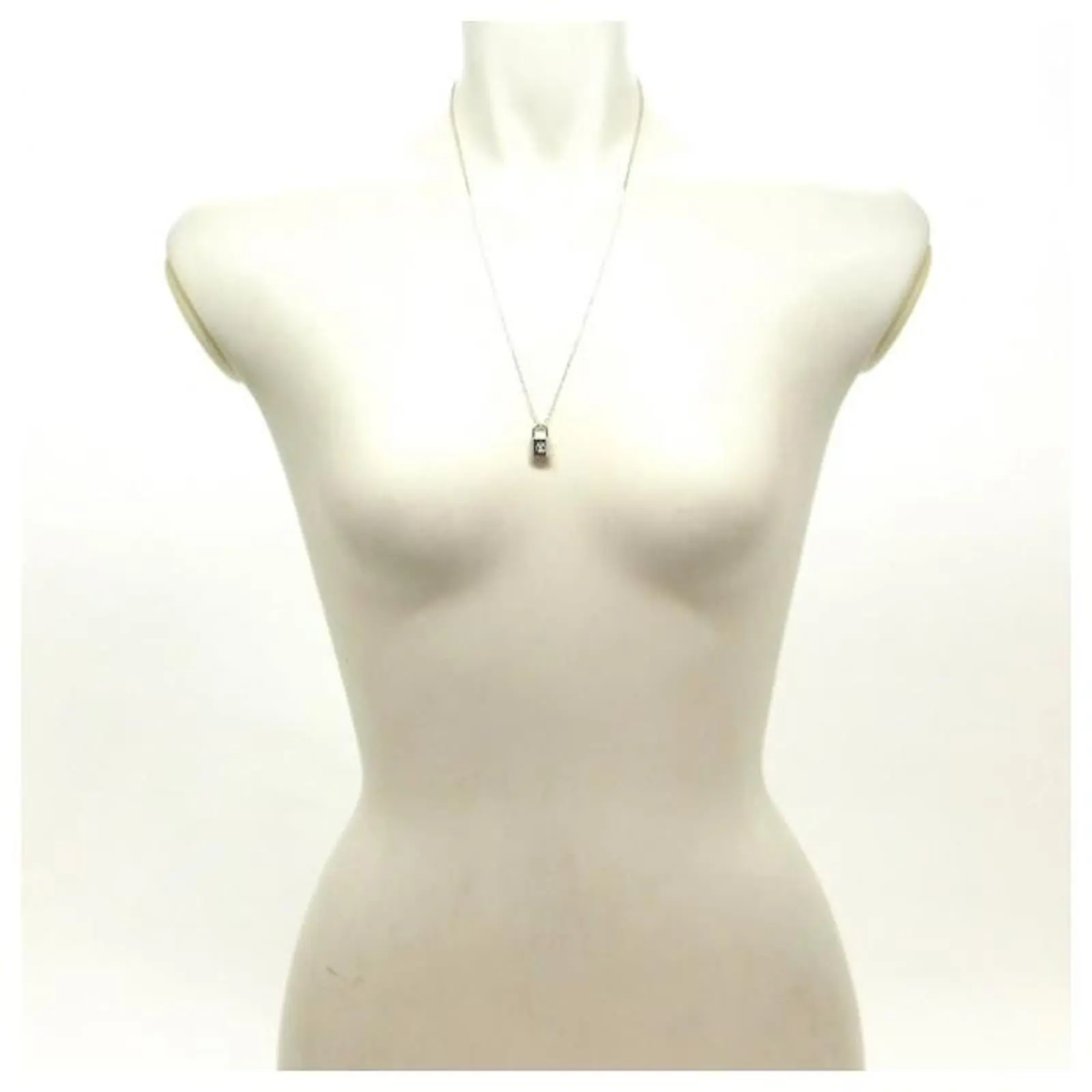 Autres Bijoux Louis Vuitton Pandantifushil BarLockit Argenté 2 Autres Bijoux Louis Vuitton Pandantifushil BarLockit Argenté – Image 2