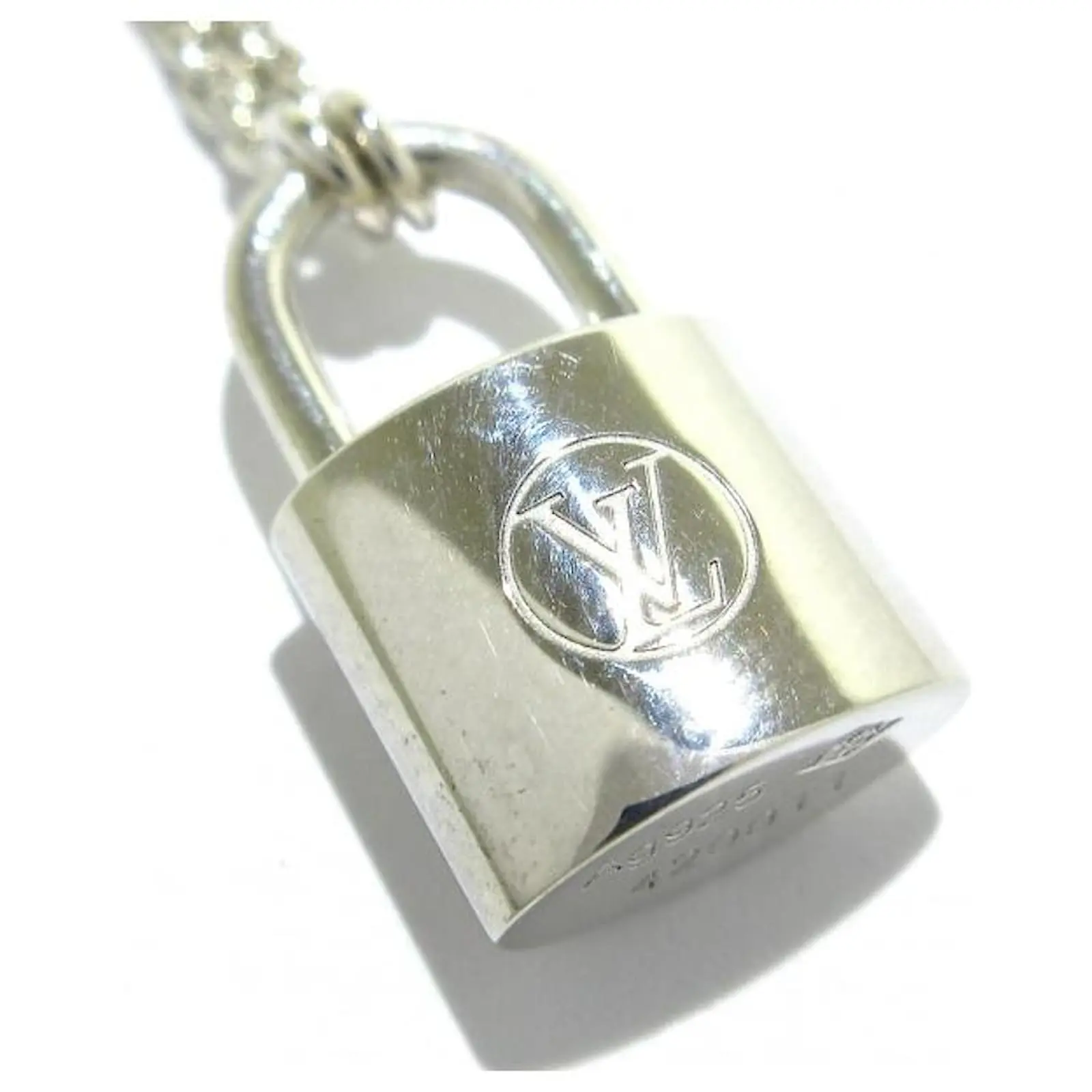 Autres Bijoux Louis Vuitton Pandantifushil BarLockit Argenté 5 Autres Bijoux Louis Vuitton Pandantifushil BarLockit Argenté – Image 5