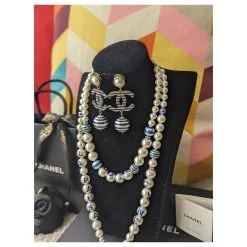 Chanel CC A19Boucles D'oreilles Collier Et Boucles D'oreilles La Pausa Cruise Avec Logo C Et Perles Bleues 12 Chanel CC A19Boucles D'oreilles Collier Et Boucles D'oreilles La Pausa Cruise Avec Logo C Et Perles Bleues -Collier Soldes 878330 3