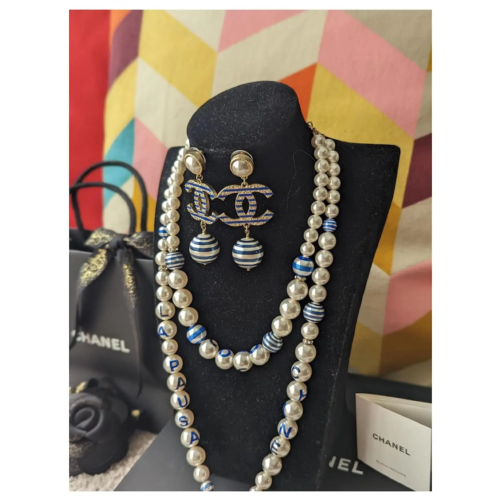 Chanel CC A19Boucles D'oreilles Collier Et Boucles D'oreilles La Pausa Cruise Avec Logo C Et Perles Bleues 3 Chanel CC A19Boucles D'oreilles Collier Et Boucles D'oreilles La Pausa Cruise Avec Logo C Et Perles Bleues – Image 3