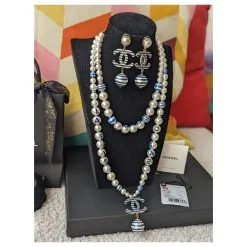 Chanel CC A19Boucles D'oreilles Collier Et Boucles D'oreilles La Pausa Cruise Avec Logo C Et Perles Bleues 13 Chanel CC A19Boucles D'oreilles Collier Et Boucles D'oreilles La Pausa Cruise Avec Logo C Et Perles Bleues -Collier Soldes 878330 4
