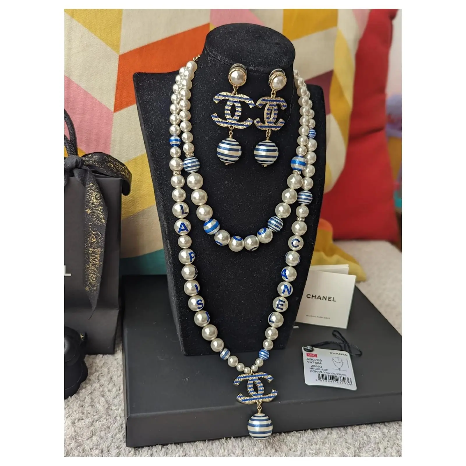 Chanel CC A19Boucles D'oreilles Collier Et Boucles D'oreilles La Pausa Cruise Avec Logo C Et Perles Bleues 4 Chanel CC A19Boucles D'oreilles Collier Et Boucles D'oreilles La Pausa Cruise Avec Logo C Et Perles Bleues – Image 4
