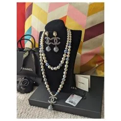 Chanel CC A19Boucles D'oreilles Collier Et Boucles D'oreilles La Pausa Cruise Avec Logo C Et Perles Bleues 14 Chanel CC A19Boucles D'oreilles Collier Et Boucles D'oreilles La Pausa Cruise Avec Logo C Et Perles Bleues -Collier Soldes 878330 5