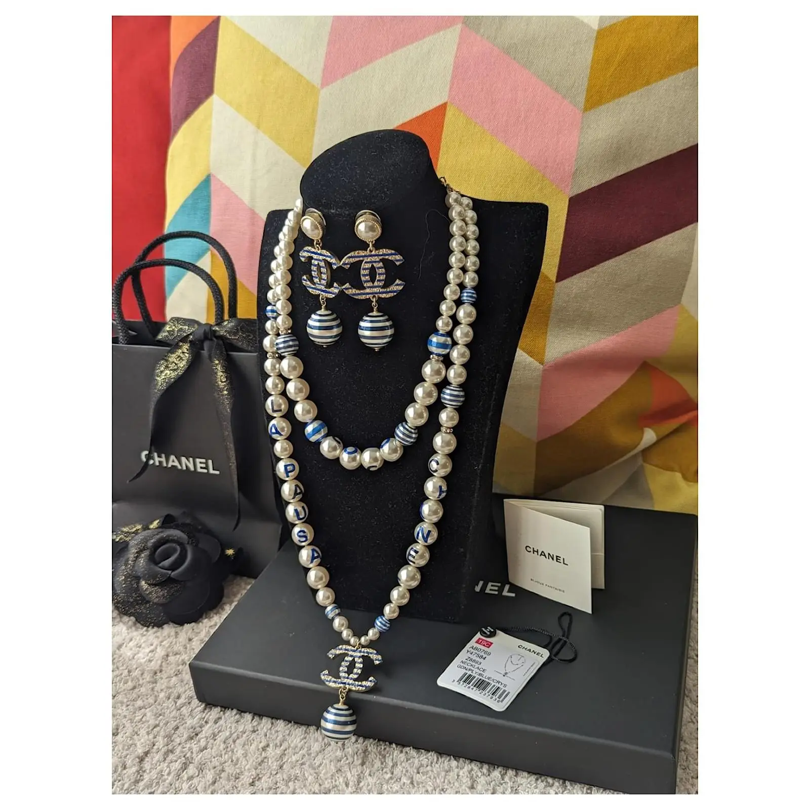 Chanel CC A19Boucles D'oreilles Collier Et Boucles D'oreilles La Pausa Cruise Avec Logo C Et Perles Bleues 5 Chanel CC A19Boucles D'oreilles Collier Et Boucles D'oreilles La Pausa Cruise Avec Logo C Et Perles Bleues – Image 5