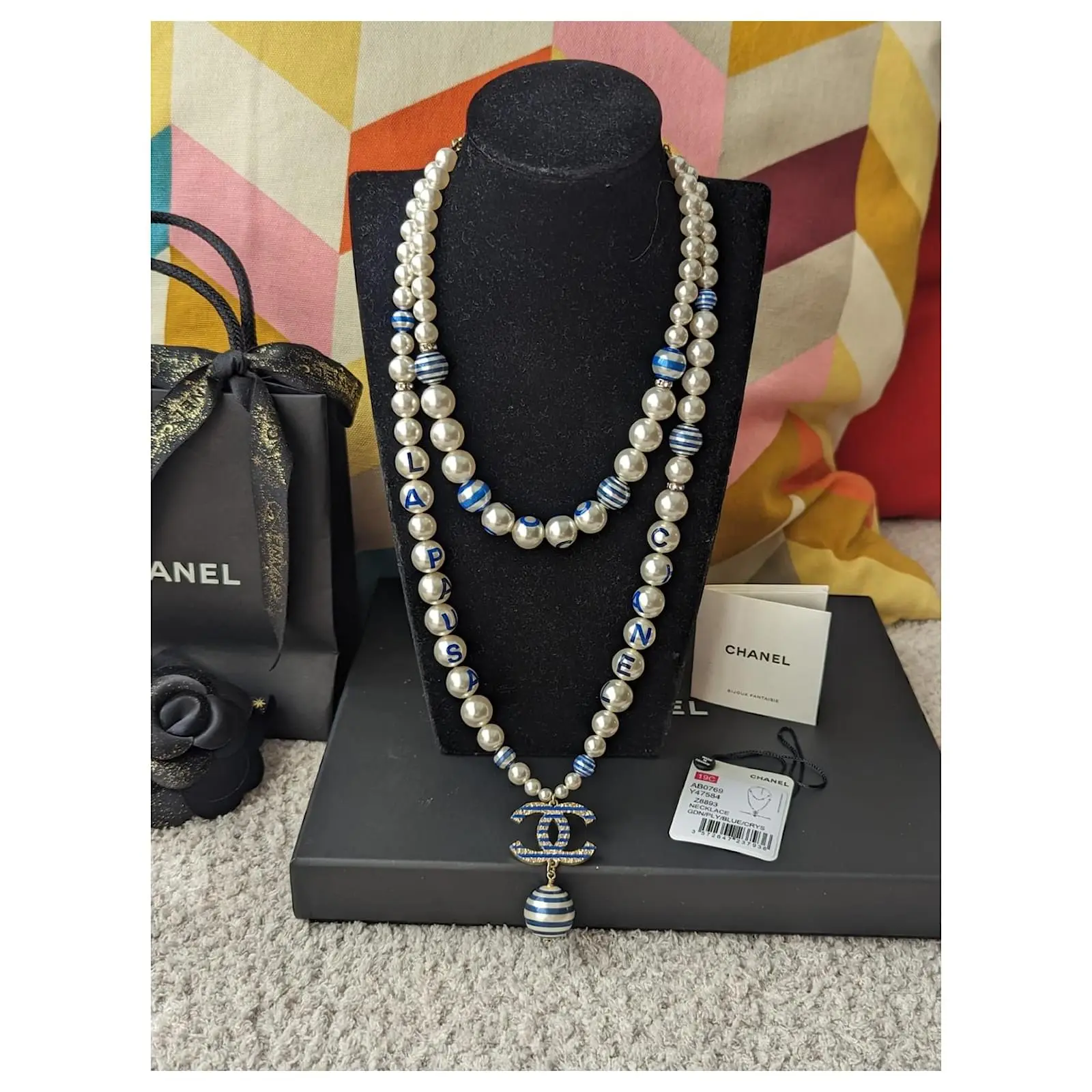 Chanel CC A19Boucles D'oreilles Collier Et Boucles D'oreilles La Pausa Cruise Avec Logo C Et Perles Bleues 7 Chanel CC A19Boucles D'oreilles Collier Et Boucles D'oreilles La Pausa Cruise Avec Logo C Et Perles Bleues – Image 7