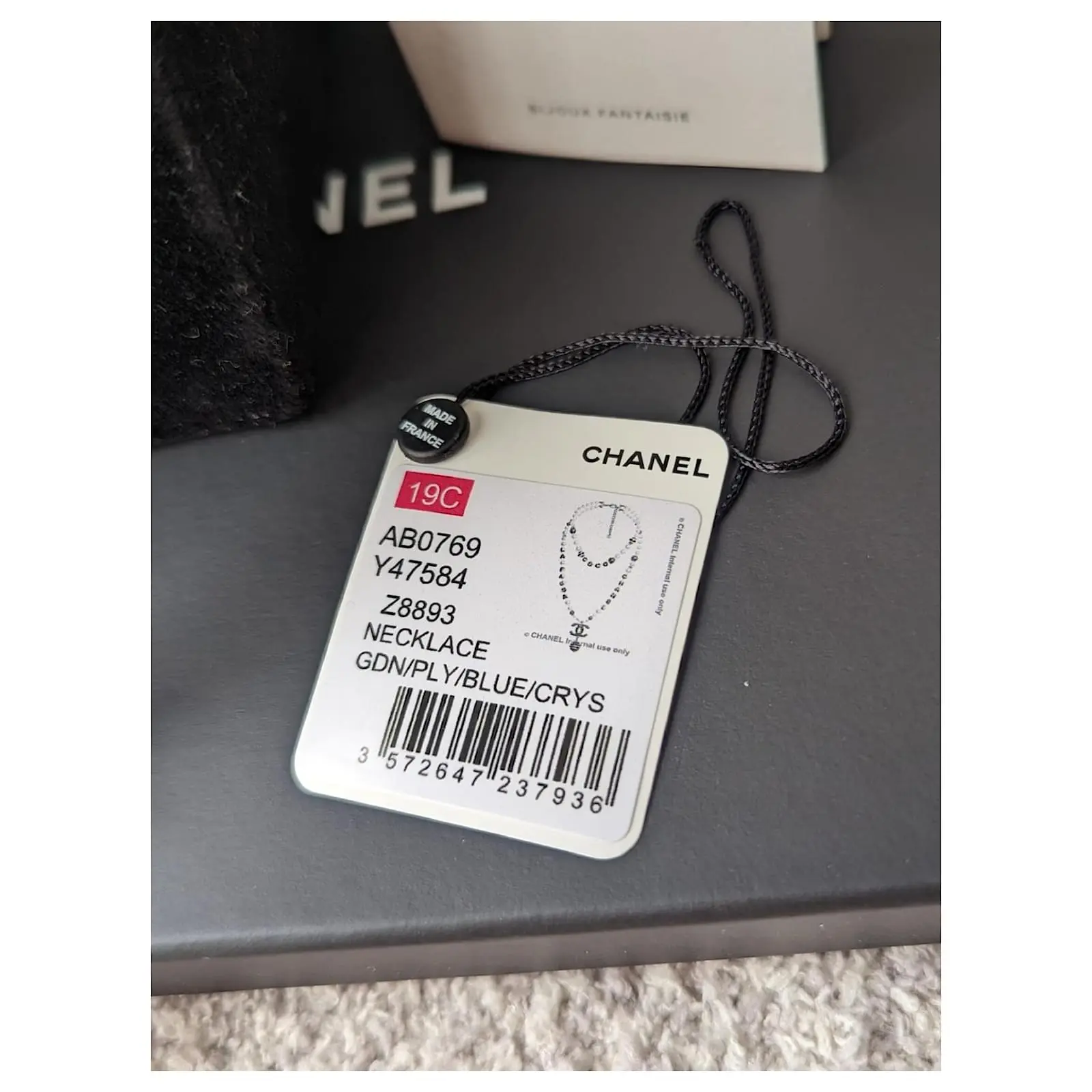 Chanel CC A19Boucles D'oreilles Collier Et Boucles D'oreilles La Pausa Cruise Avec Logo C Et Perles Bleues 8 Chanel CC A19Boucles D'oreilles Collier Et Boucles D'oreilles La Pausa Cruise Avec Logo C Et Perles Bleues – Image 8