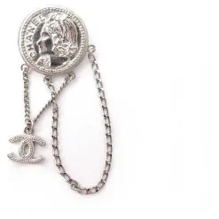 NEUF BROCHE CHANEL MEDAILLON PROFIL COCO LOGO CC PENDENTIF BOITE NEW BROOCH Argenté