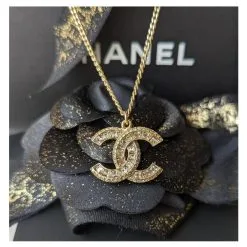 Chanel CC F16Collier Pendentif Avec Logo En Cristal V GHW Dans Une Boîte Doré