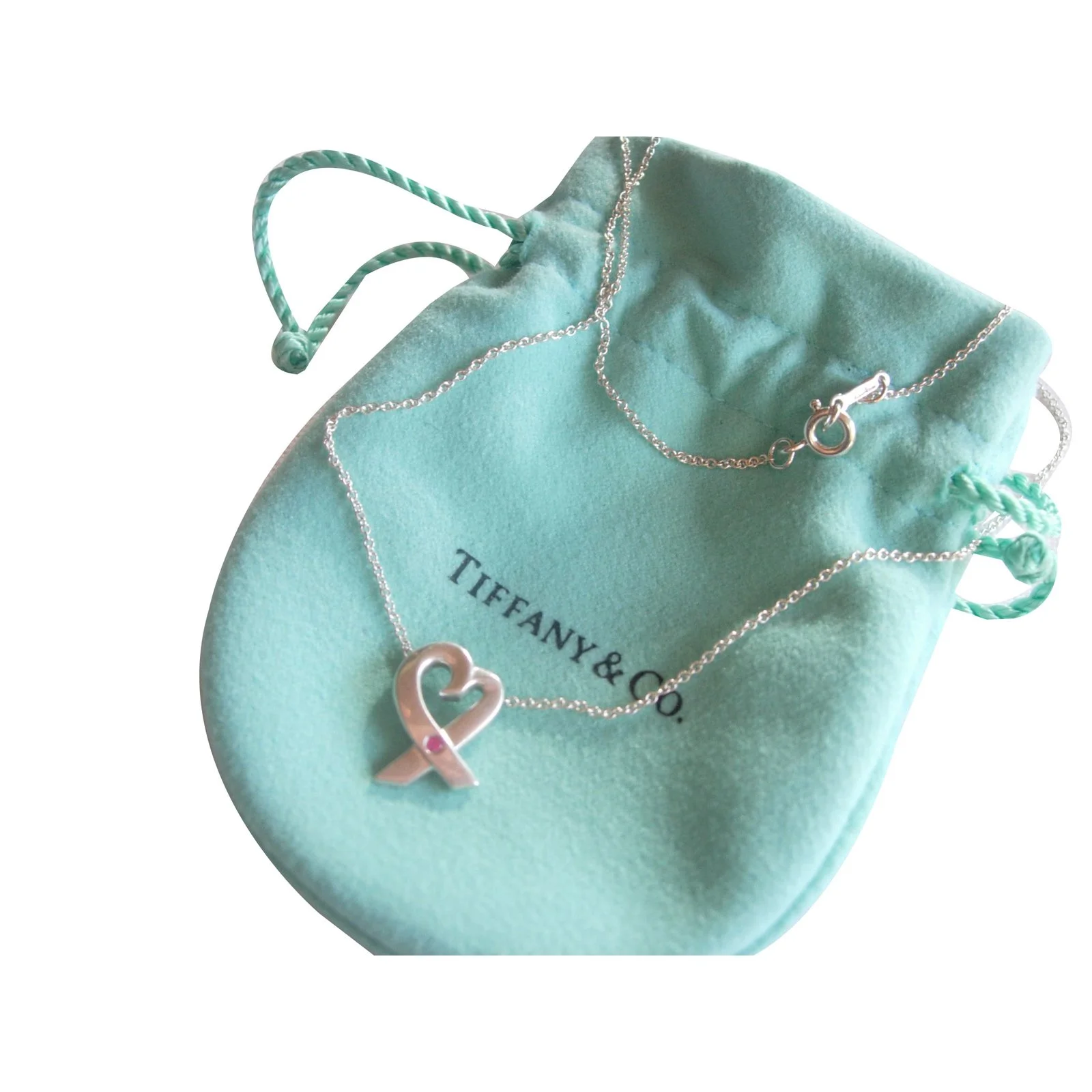 Tiffany & Co. Tiffany & Co Collier Pendentif Coeur Qui Aime Dessiné Par Paloma Picasso Argent 925 Avec Saphir Rose Argenté 1 Tiffany & Co. Tiffany & Co Collier Pendentif Coeur Qui Aime Dessiné Par Paloma Picasso Argent 925 Avec Saphir Rose Argenté