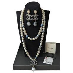 Chanel CC A19Boucles D'oreilles Collier Et Boucles D'oreilles La Pausa Cruise Avec Logo C Et Perles Bleues