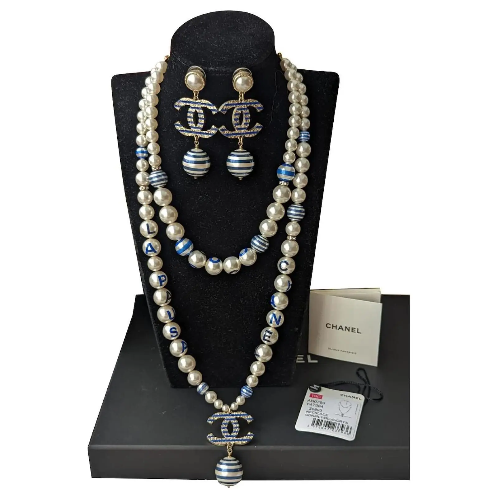 Chanel CC A19Boucles D'oreilles Collier Et Boucles D'oreilles La Pausa Cruise Avec Logo C Et Perles Bleues 1 Chanel CC A19Boucles D'oreilles Collier Et Boucles D'oreilles La Pausa Cruise Avec Logo C Et Perles Bleues
